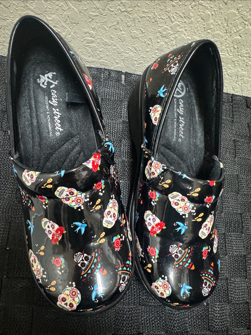 EUC Easy Street Black Floral Sugar Skull Clogs W SZ 7W